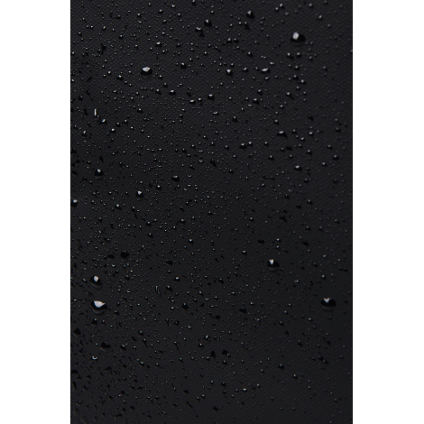 Gros plan sur matière extérieure déperlante avec gouttes d’eau, sans personnalisation visible.