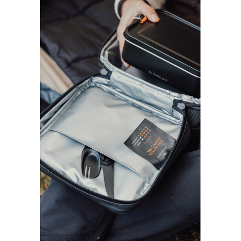 Gros plan sur intérieur du sac avec accessoires, sans marquage visible.