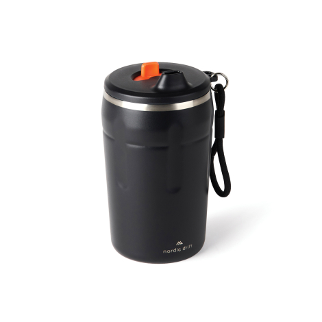 Gobelet isotherme en perspective sur fond neutre, sans personnalisation visible.