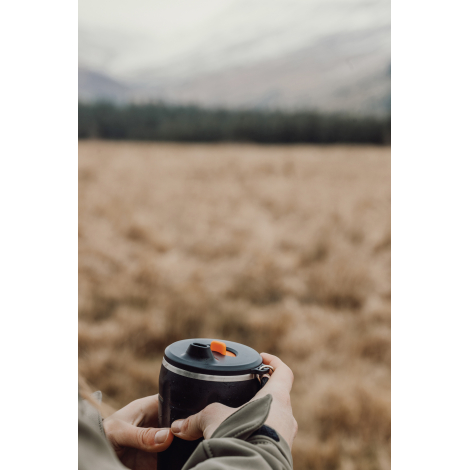 Gros plan sur le haut du gobelet tenu à la main, sans personnalisation visible.
