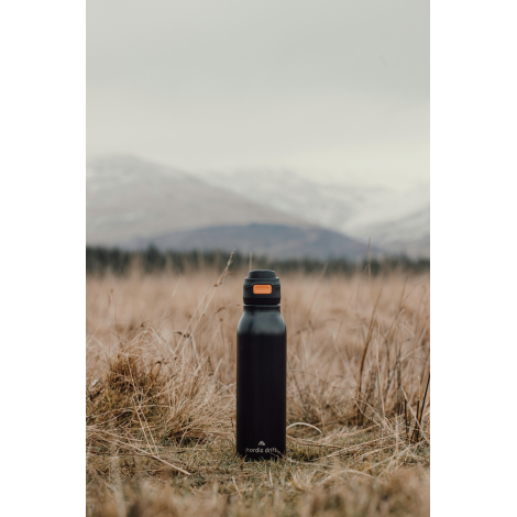 Gourde posée en extérieur dans un environnement naturel, sans personnalisation visible.