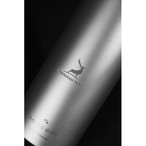 Gros plan sur une zone de la gourde avec marquage visible.