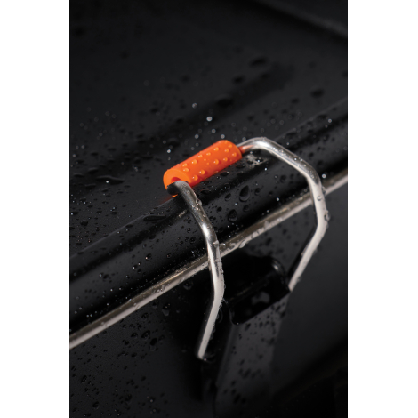 Gros plan sur système de fermeture métallique avec poignée, sans marquage visible.