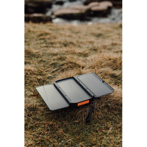 Powerbank dépliée posée au sol en extérieur, sans personnalisation visible.