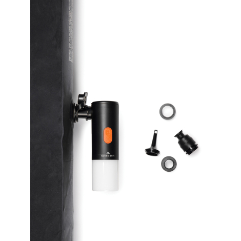 Lampe de camping avec accessoires démontés présentée sur fond neutre, sans marquage visible.