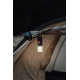 Lampe de camping suspendue à une tente en extérieur avec éclairage allumé, sans marquage visible.
