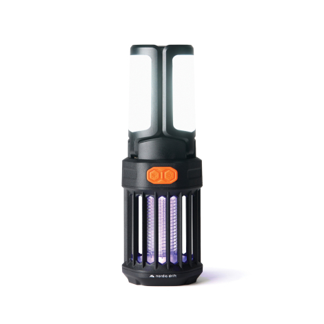 Lampe de camping avec éclairage allumé et grille anti-moustiques visible sur fond neutre, sans marquage apparent.