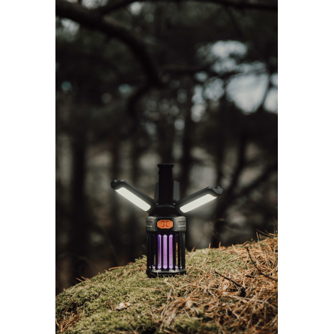 Lampe de camping avec bras lumineux déployés horizontalement en extérieur, sans personnalisation visible.