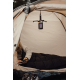 Lampe de camping suspendue dans une tente avec éclairage actif, sans marquage visible.