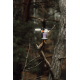 Lampe de camping accrochée à une branche en extérieur avec éclairage allumé, sans personnalisation visible.