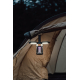 Lampe de camping suspendue à une tente en extérieur avec éclairage actif, sans marquage visible.