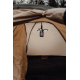 Lampe de camping suspendue dans une tente vue de face avec éclairage, sans personnalisation visible.