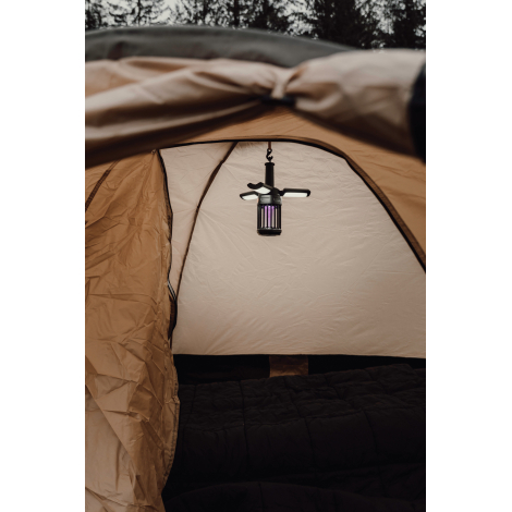 Lampe de camping suspendue dans une tente vue de face avec éclairage, sans personnalisation visible.