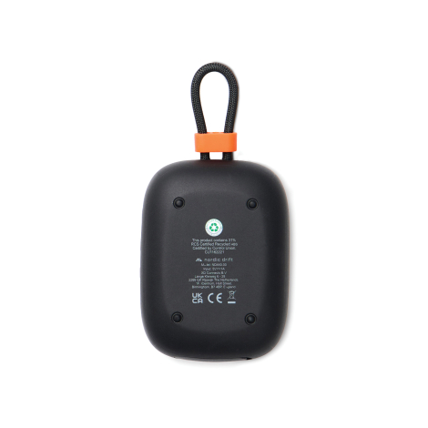 Enceinte vue de dos sur fond neutre avec vis et informations techniques, sans marquage visible.