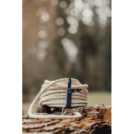 Porte-clés multifonctions posé sur une corde enroulée avec outil déployé, sans marquage visible.