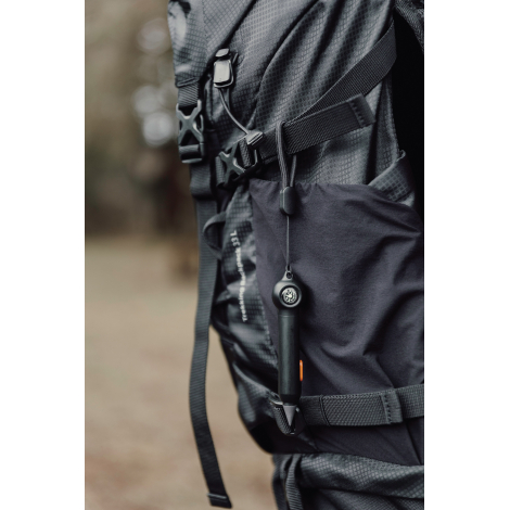 Crayon infini suspendu à un sac à dos via dragonne, sans personnalisation visible.