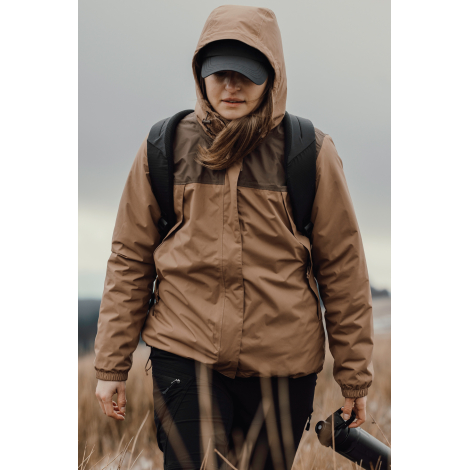 Casquette portée par une femme avec sac à dos en extérieur, sans marquage visible.