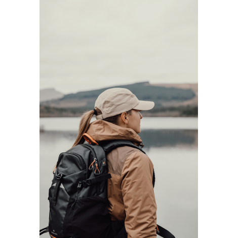 Casquette beige portée par une femme vue de profil en extérieur, sans personnalisation visible.