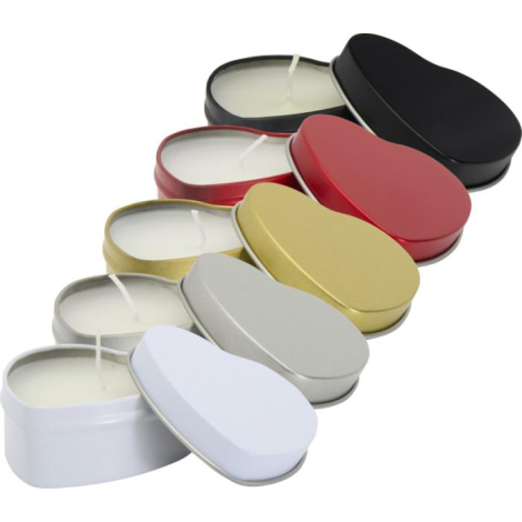 Assortiment de bougies en boîtes métal en forme de cœur de différents coloris, certaines ouvertes, sans marquage visible.