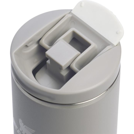 Vue rapprochée du haut d’un gobelet isotherme beige avec couvercle ouvert, sans personnalisation visible sur les zones observabl