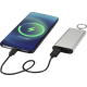 Batterie de secours utilisée avec smartphone en charge en situation, sans personnalisation visible sur le produit.