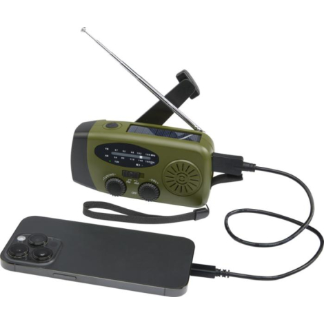 Radio d’urgence reliée à un smartphone par câble en situation, sans marquage visible sur le produit.