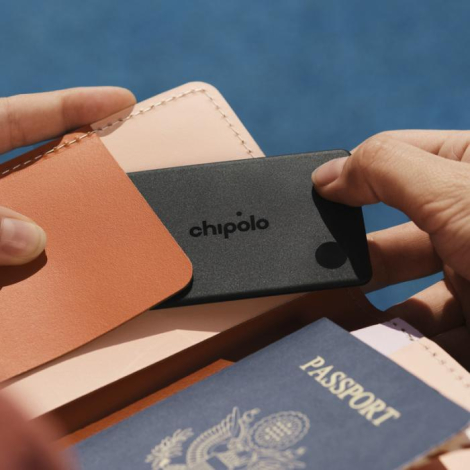 Carte de suivi insérée dans étui avec passeport en situation, sans personnalisation visible.