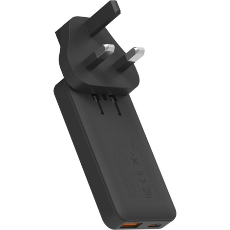 Adaptateur secteur fixé sur chargeur en vue inclinée, sans marquage visible.