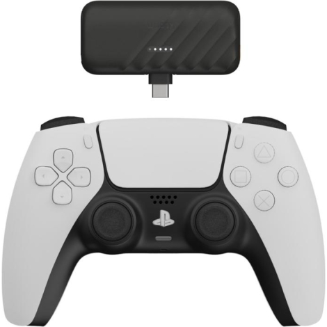 Batterie de secours utilisée avec une manette de jeu en situation, sans personnalisation apparente sur le produit.