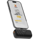 Batterie de secours utilisée avec smartphone en charge en situation, sans personnalisation apparente.
