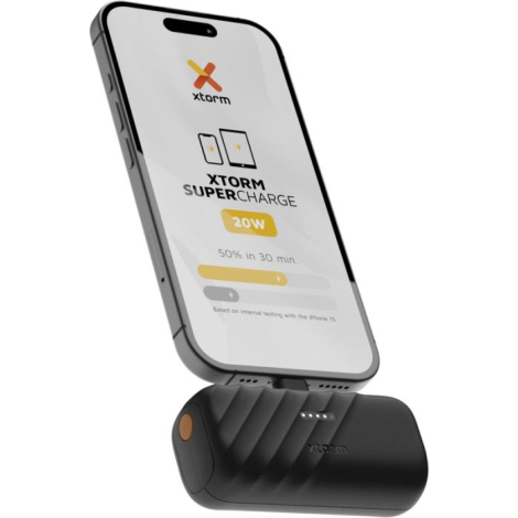 Batterie de secours utilisée avec smartphone en charge en situation, sans personnalisation apparente.