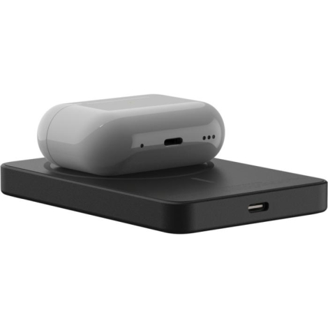 Batterie sans fil utilisée avec écouteurs posés sur la surface, sans personnalisation apparente.