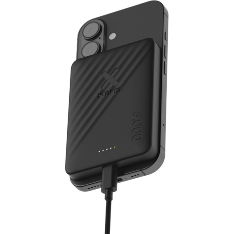 Batterie sans fil fixée au dos d’un smartphone avec câble connecté en situation, sans marquage visible sur le produit.