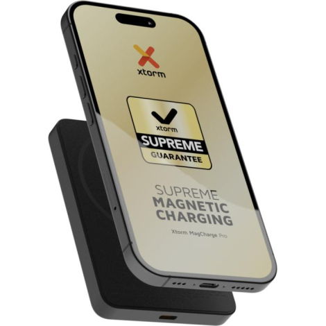 Smartphone posé sur batterie illustrant recharge magnétique, sans personnalisation visible.