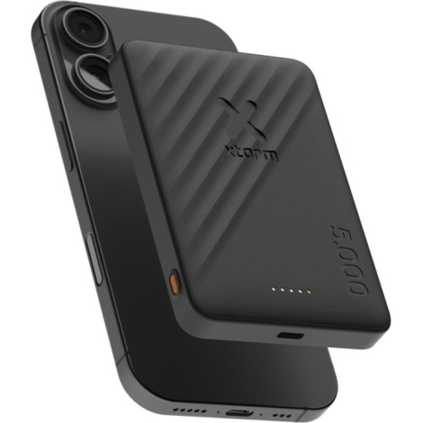 Batterie fixée au dos d’un smartphone mettant en avant format compact, sans marquage apparent.