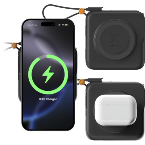 Chargeur utilisé avec smartphone et écouteurs en recharge simultanée en situation, sans marquage visible.