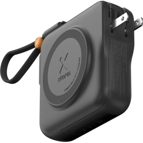 Chargeur avec prise internationale montée illustrant modularité, sans personnalisation apparente.