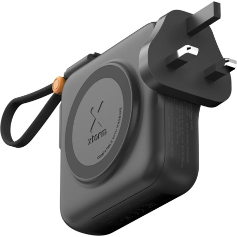 Chargeur avec prise britannique installée en configuration secteur, sans marquage visible.