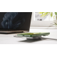 Câble de charge utilisé avec smartphone posé sur le module sur un bureau, sans marquage visible sur le produit.