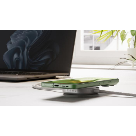 Câble de charge utilisé avec smartphone posé sur le module sur un bureau, sans marquage visible sur le produit.