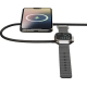 Câble de charge utilisé avec smartphone et montre connectée en situation, sans personnalisation visible sur le produit.