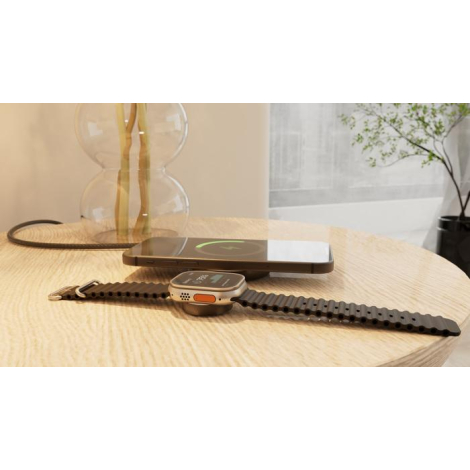 Câble de charge utilisé sur table avec smartphone et montre connectée, sans marquage apparent.