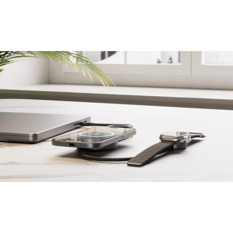 Câble de charge utilisé avec ordinateur portable, smartphone et montre connectée en situation, sans marquage visible sur les zon