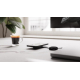 Chargeur sans fil utilisé sur un bureau avec smartphone en situation, sans marquage visible sur les zones observables.