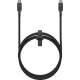 Câble USB-C enroulé avec connecteurs visibles en partie haute, sans personnalisation visible. Câble USB-C enroulé avec connecteurs visibles en partie haute, sans personnalisation visible.