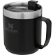 Tasse de camping noire avec anse et couvercle vue en trois quarts, avec marquage visible sur la face du produit.