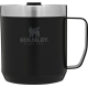 Tasse de camping noire vue de face avec anse à droite, avec marquage apparent de branding.