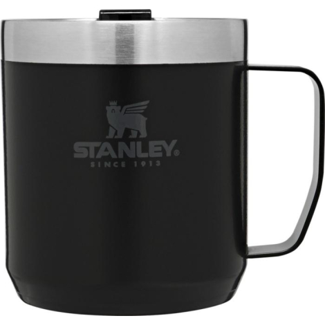 Tasse de camping noire vue de face avec anse à droite, avec marquage apparent de branding.