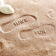 Empreintes de semelles dans le sable avec marquage texte visible dans les traces Empreintes de semelles dans le sable avec marquage texte visible dans les traces