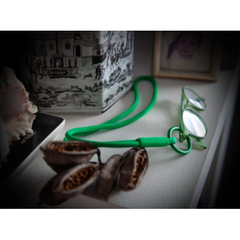Tour de cou vert maintenant une paire de lunettes sur une surface, sans marquage visible